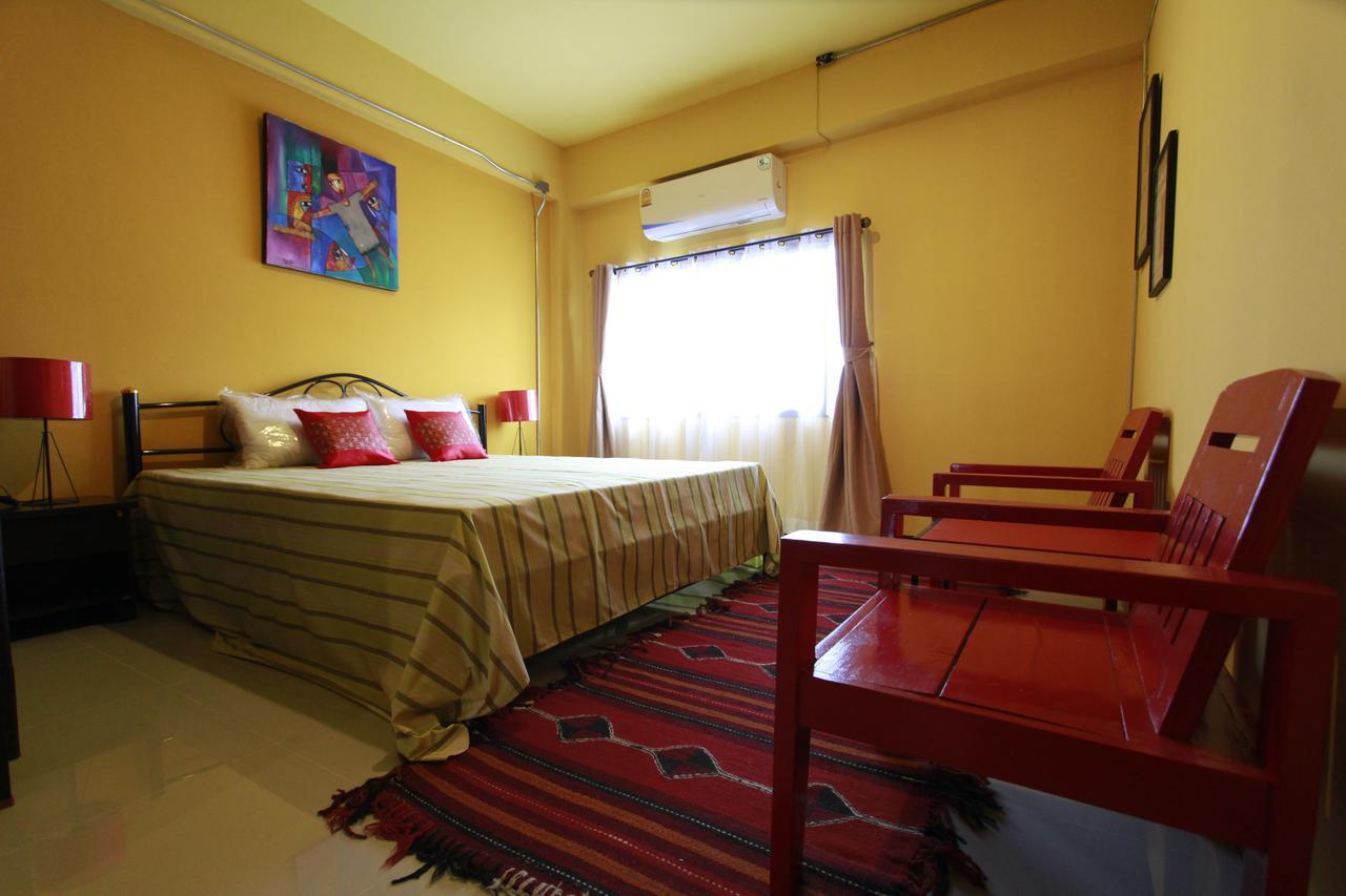 Chez Pom Hotel Чиангмай Екстериор снимка