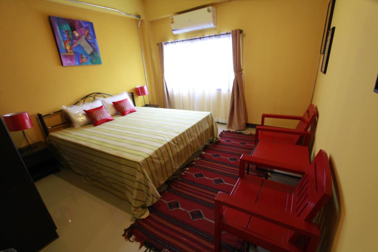Chez Pom Hotel Чиангмай Екстериор снимка